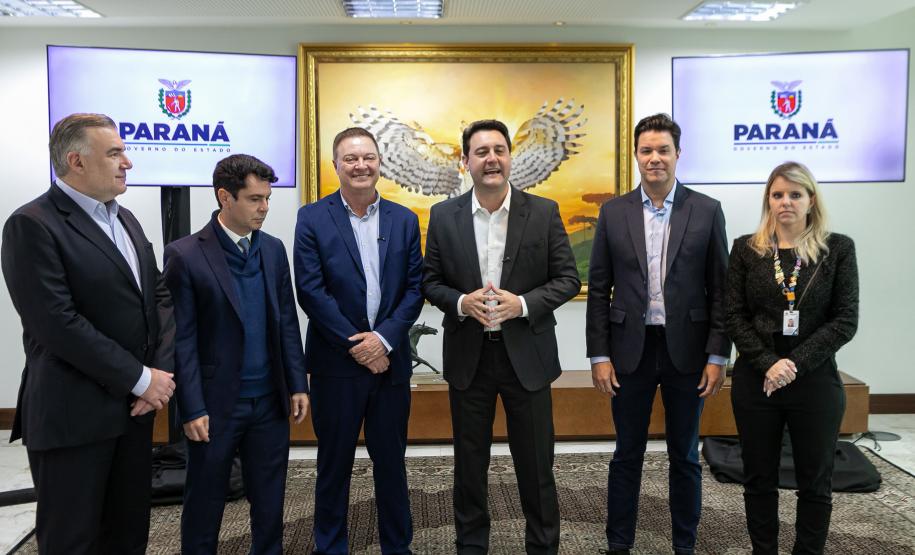 Curitiba, 05 de agosto de 2025 - O governador Carlos Massa Ratinho Junior realiza a assinatura do programa Asfalto Novo Vida Nova para o município de Almirante Tamandaré.