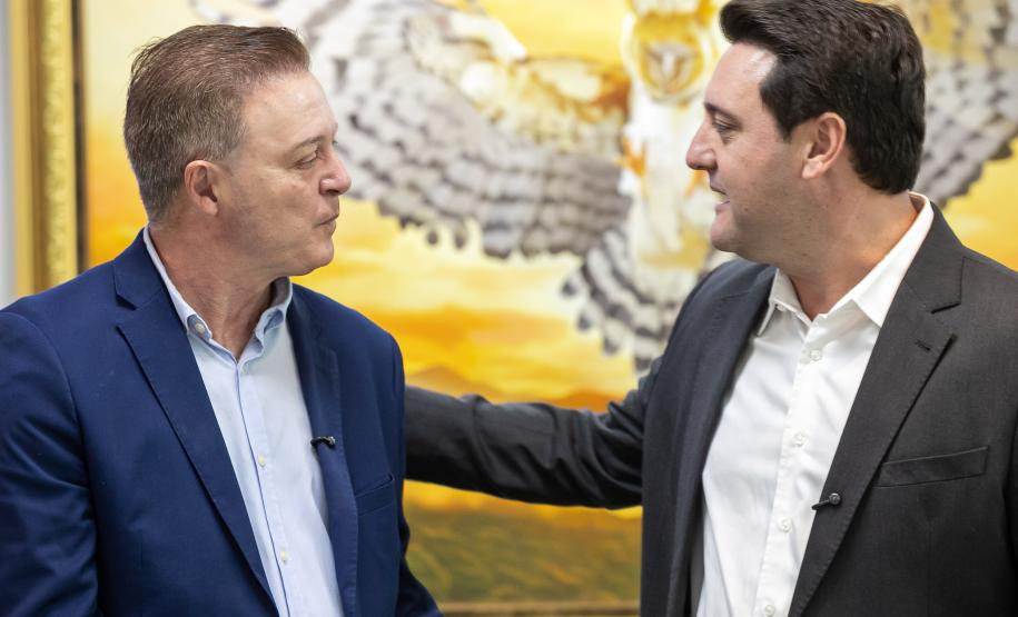 Curitiba, 05 de agosto de 2025 - O governador Carlos Massa Ratinho Junior realiza a assinatura do programa Asfalto Novo Vida Nova para o município de Almirante Tamandaré.