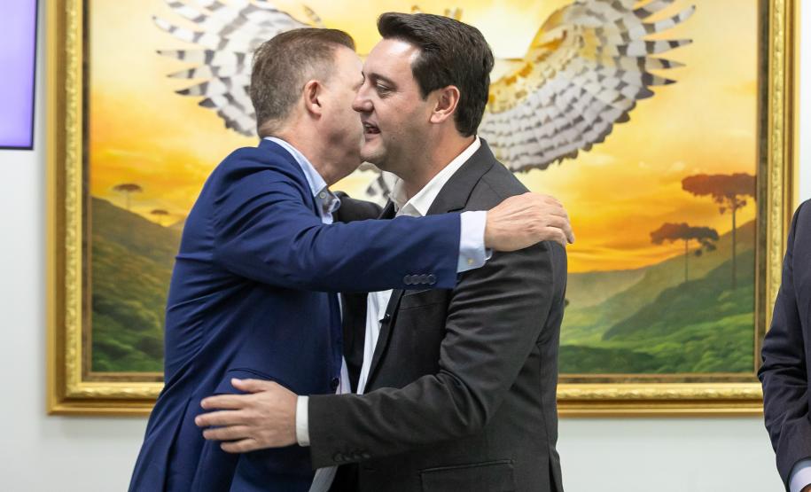 Curitiba, 05 de agosto de 2025 - O governador Carlos Massa Ratinho Junior realiza a assinatura do programa Asfalto Novo Vida Nova para o município de Almirante Tamandaré.