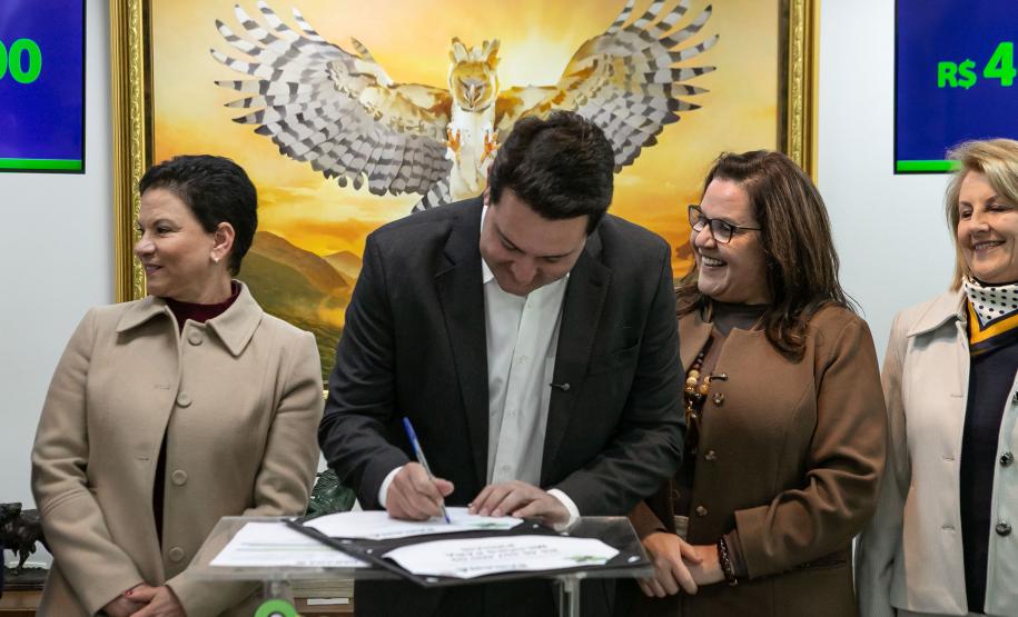 Curitiba, 05 de agosto de 2025 - O governador Carlos Massa Ratinho Junior realiza a assinatura do programa Asfalto Novo Vida Nova para o município de Almirante Tamandaré.