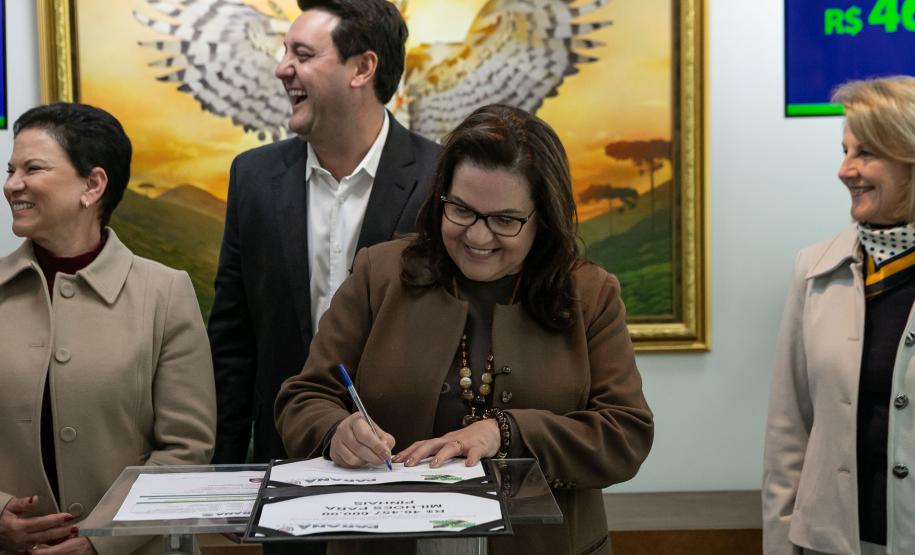 Curitiba, 05 de agosto de 2025 - O governador Carlos Massa Ratinho Junior realiza a assinatura do programa Asfalto Novo Vida Nova para o município de Almirante Tamandaré.