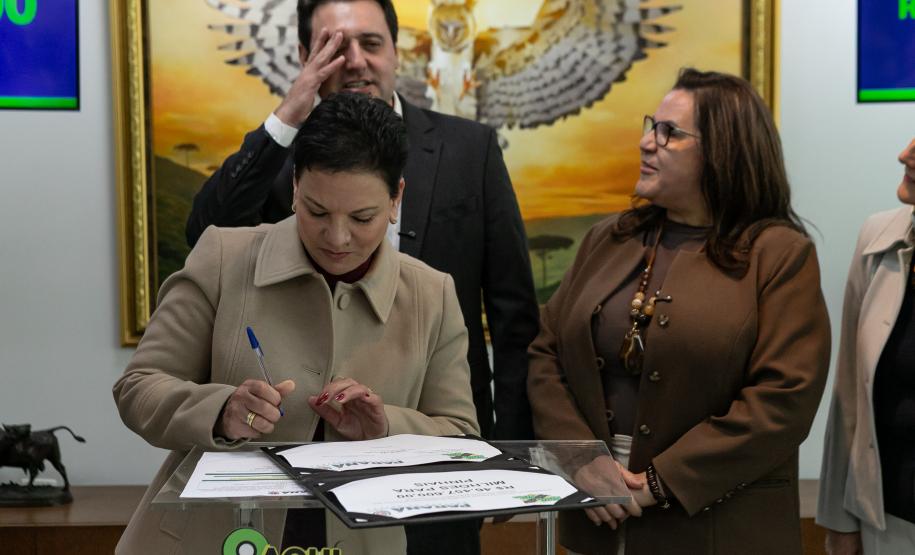 Curitiba, 05 de agosto de 2025 - O governador Carlos Massa Ratinho Junior realiza a assinatura do programa Asfalto Novo Vida Nova para o município de Almirante Tamandaré.