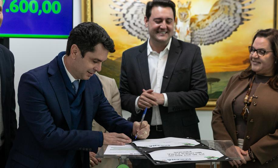 Curitiba, 05 de agosto de 2025 - O governador Carlos Massa Ratinho Junior realiza a assinatura do programa Asfalto Novo Vida Nova para o município de Almirante Tamandaré.