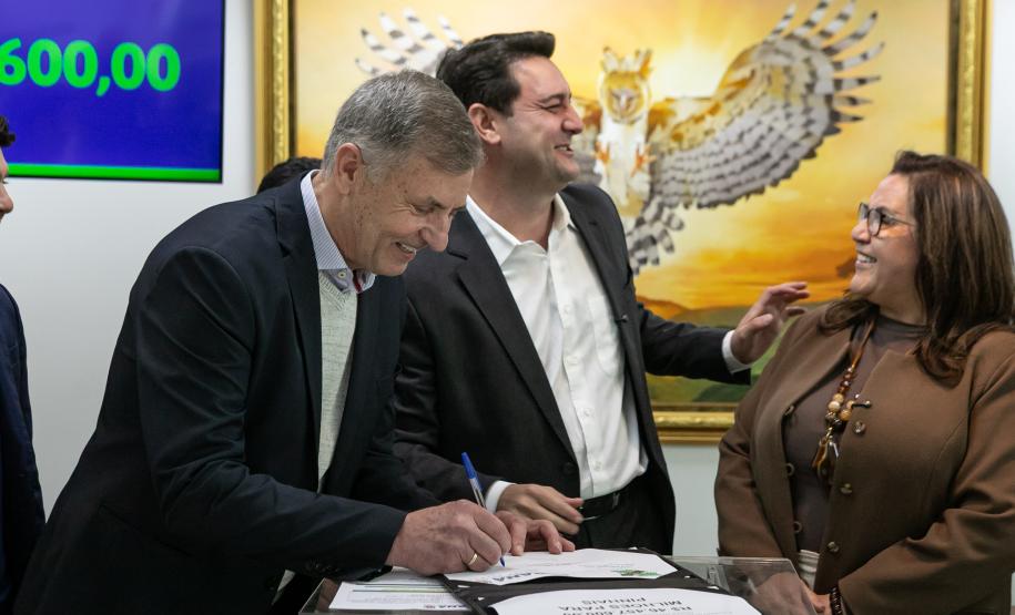 Curitiba, 05 de agosto de 2025 - O governador Carlos Massa Ratinho Junior realiza a assinatura do programa Asfalto Novo Vida Nova para o município de Almirante Tamandaré.