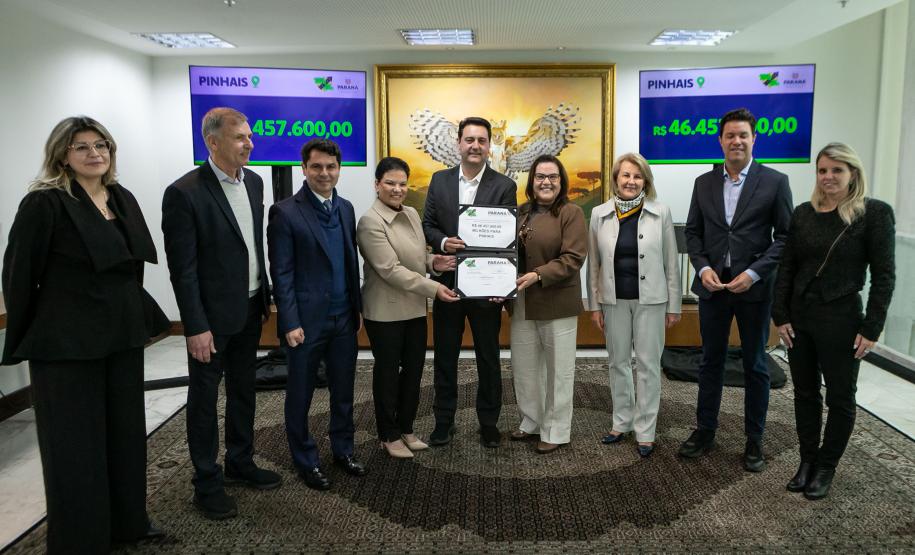 Curitiba, 05 de agosto de 2025 - O governador Carlos Massa Ratinho Junior realiza a assinatura do programa Asfalto Novo Vida Nova para o município de Almirante Tamandaré.