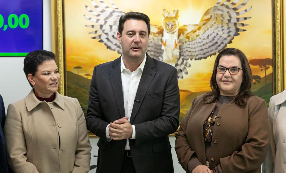 Curitiba, 05 de agosto de 2025 - O governador Carlos Massa Ratinho Junior realiza a assinatura do programa Asfalto Novo Vida Nova para o município de Almirante Tamandaré.