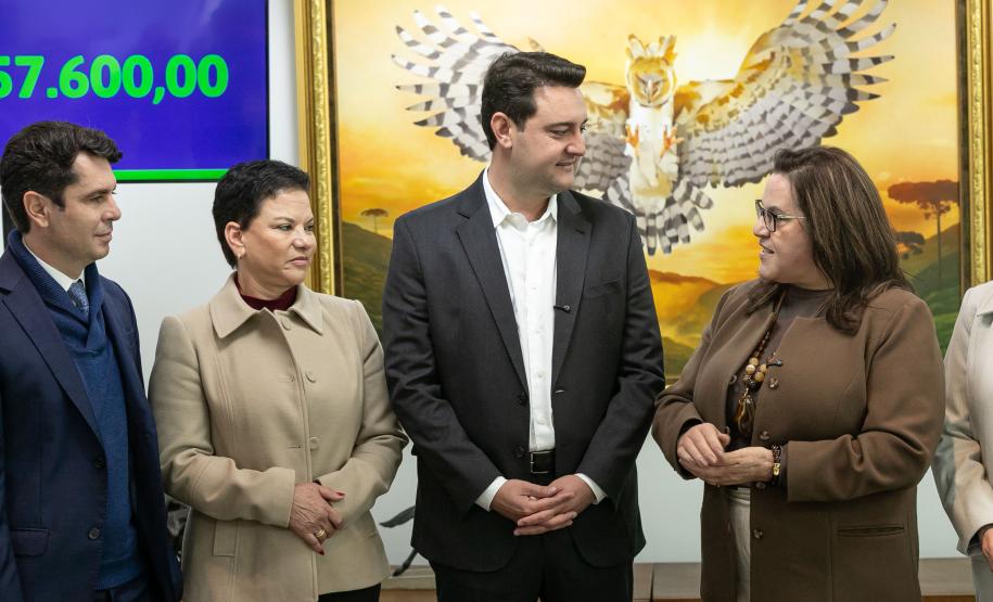 Curitiba, 05 de agosto de 2025 - O governador Carlos Massa Ratinho Junior realiza a assinatura do programa Asfalto Novo Vida Nova para o município de Almirante Tamandaré.