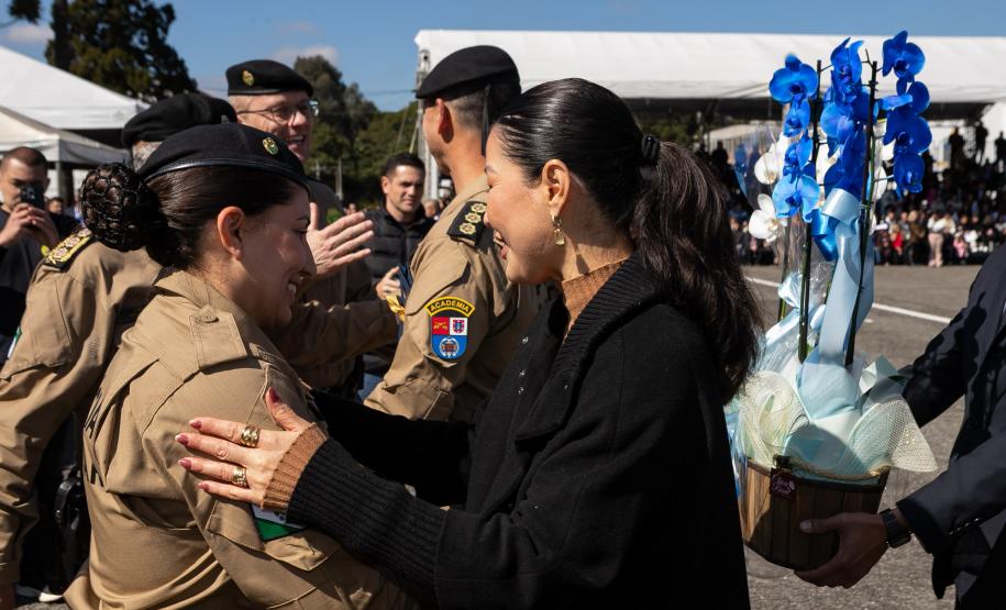São José dos Pinhais, 11 de agosto de 2025 - A primeira dama do Paraná, Luciana Saito Massa, participa da formatura de Sargentos na Academia do Guatupê.