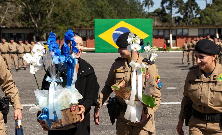 São José dos Pinhais, 11 de agosto de 2025 - A primeira dama do Paraná, Luciana Saito Massa, participa da formatura de Sargentos na Academia do Guatupê.