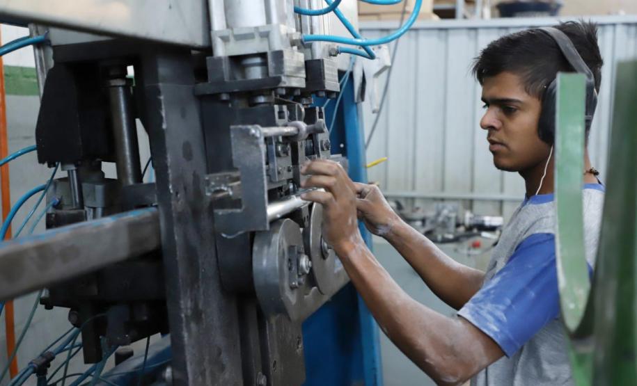 Indústria na frente: Agências do Trabalhador do Paraná têm 23,7 mil vagas de emprego abertas