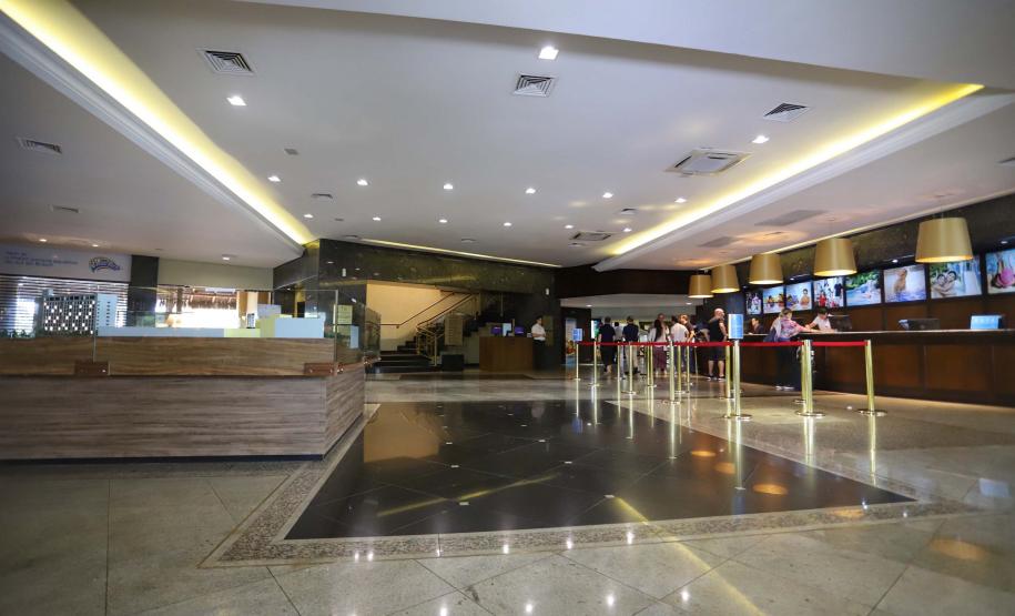 Turismo cresce 5,5% e serviços avançam 2,5% no primeiro semestre no Paraná