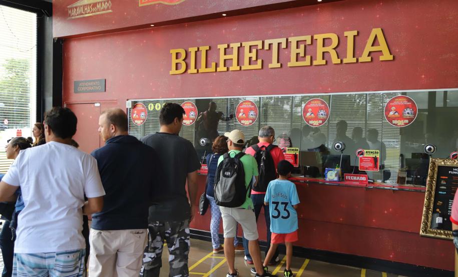 Turismo cresce 5,5% e serviços avançam 2,5% no primeiro semestre no Paraná