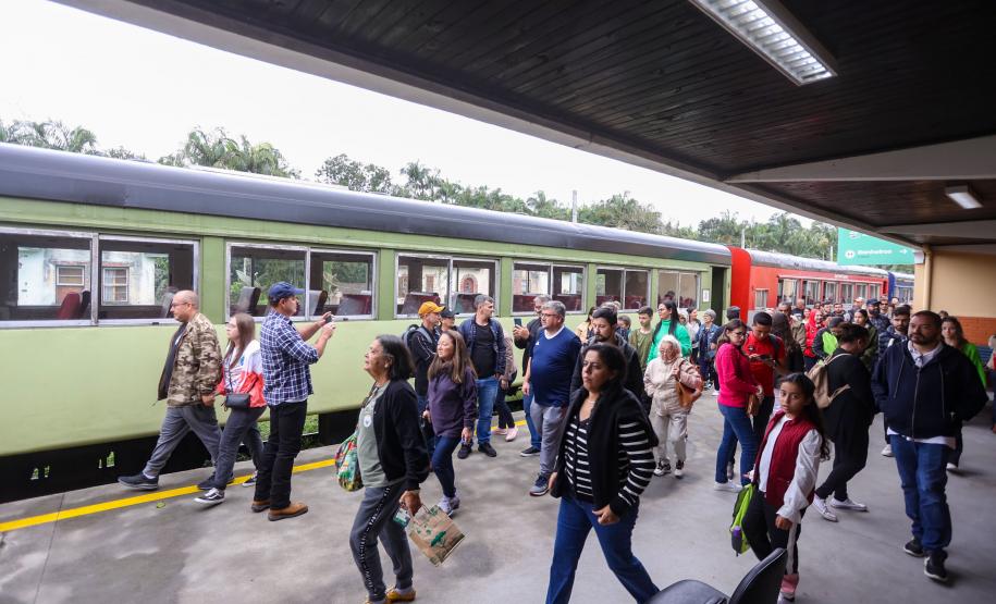 Turismo cresce 5,5% e serviços avançam 2,5% no primeiro semestre no Paraná