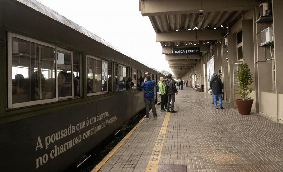 Turismo cresce 5,5% e serviços avançam 2,5% no primeiro semestre no Paraná