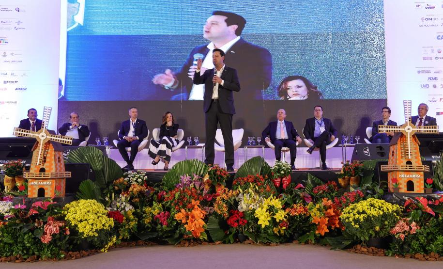 Ratinho Junior compartilha projetos de sucesso da educação no Conexidades