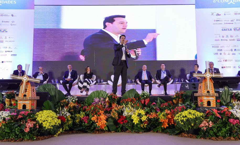 Ratinho Junior compartilha projetos de sucesso da educação no Conexidades