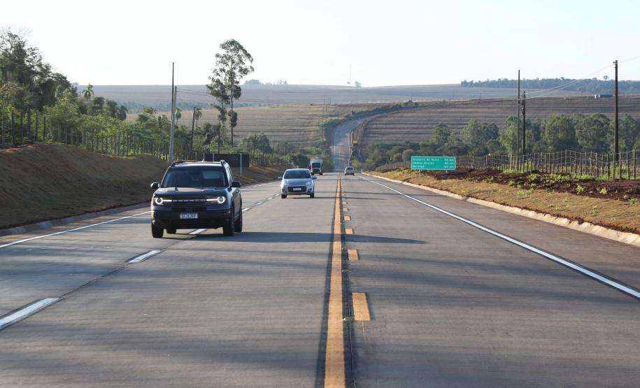 OBRAS – Esses números mostram o quanto o Paraná se tornou um grande canteiro de obras, com intervenções em todas as regiões do Estado. Ao todo, cerca de R$ 418 milhões foram investidos em 2025 em obras e instalações, abrangendo rodovias, infraestrutura urbana e edificações públicas como escolas e hospitais. O exemplo mais emblemático dessa cifra recorde é a Ponte de Guaratuba, uma das maiores intervenções em execução no Paraná e que segue em ritmo acelerado com 70% da obra já concluída. A previsão de entre