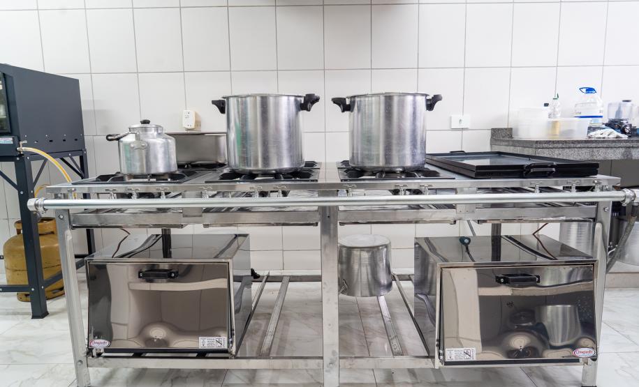 R$ 30 milhões: Estado entrega lava-louças e equipamentos para cozinhas de escolas estaduais