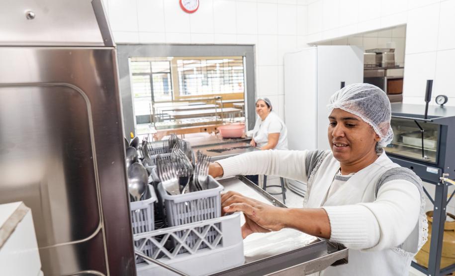 R$ 30 milhões: Estado entrega lava-louças e equipamentos para cozinhas de escolas estaduais