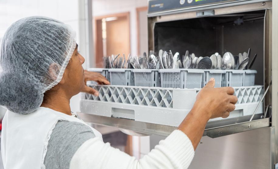 R$ 30 milhões: Estado entrega lava-louças e equipamentos para cozinhas de escolas estaduais