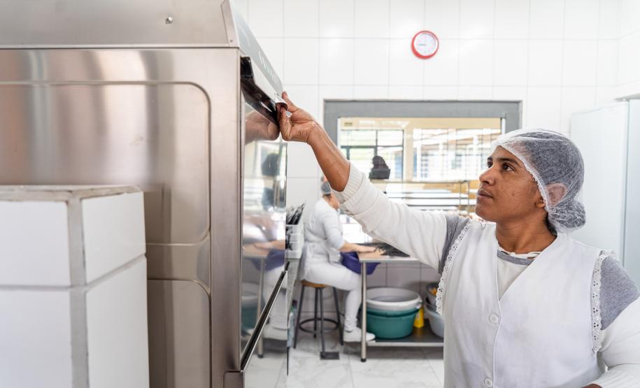 R$ 30 milhões: Estado entrega lava-louças e equipamentos para cozinhas de escolas estaduais