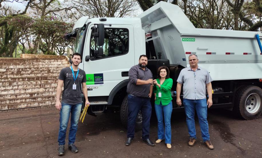 Estado assina convênios com 396 municípios e começa a entregar máquinas para melhorar estradas rurais