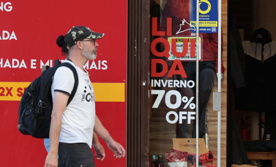 Dispensa de licenças para 975 atividades econômicas de baixo risco começa a valer no Paraná