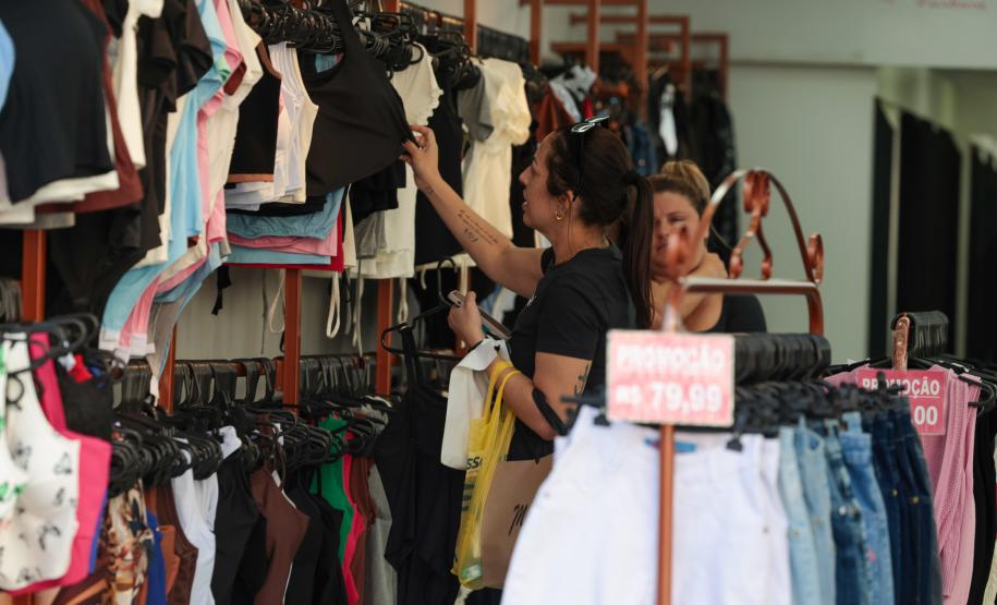 Dispensa de licenças para 975 atividades econômicas de baixo risco começa a valer no Paraná