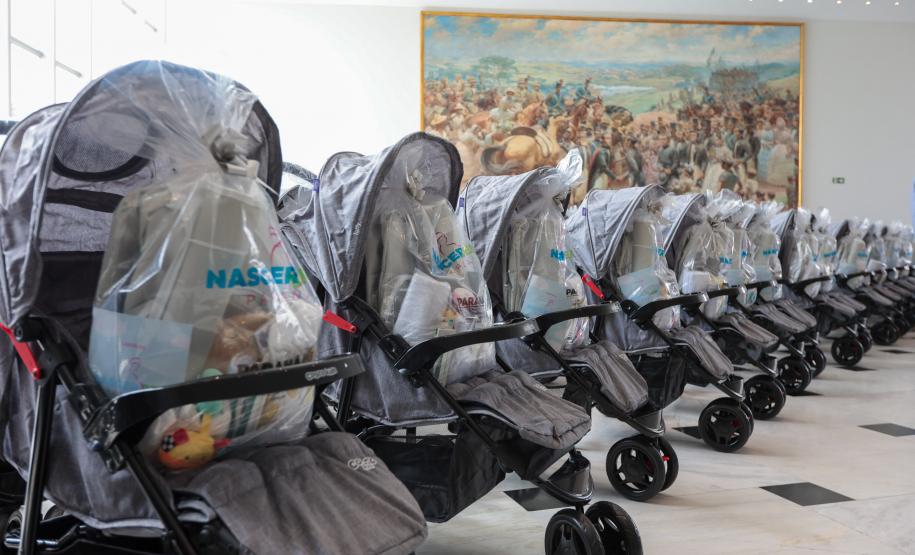Programa inédito do Paraná distribuirá 10 mil kits com carrinhos para mães e bebês