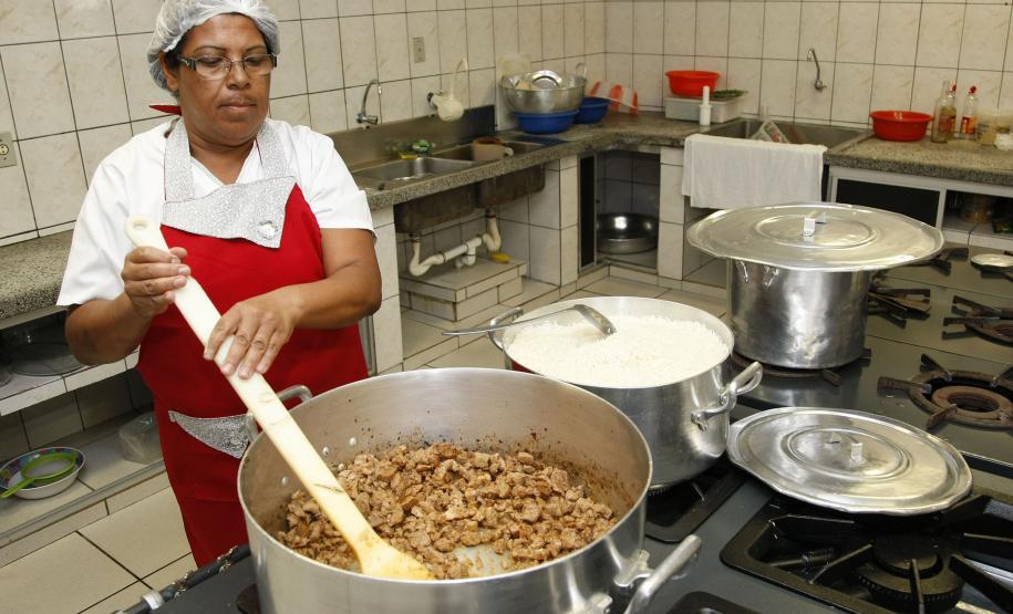 Paraná investe R$ 560 milhões por ano e garante cardápio nutritivo e variado nas escolas