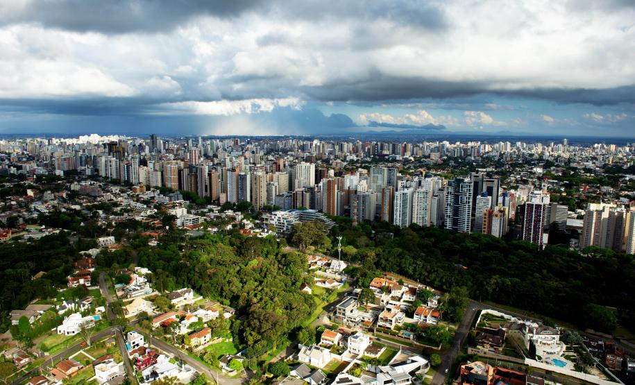 Com Curitiba na liderança, 85% dos municípios paranaenses têm saldo positivo de empregos em 2025