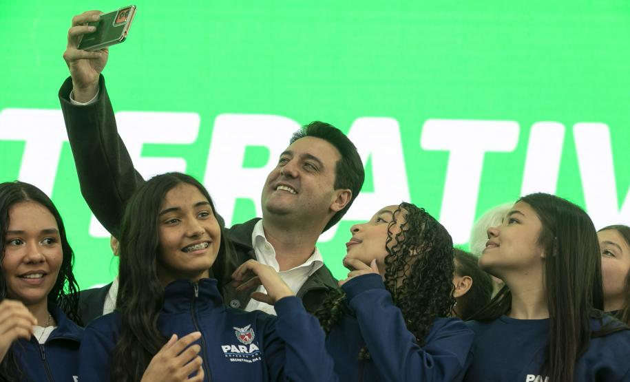 Estado apoiará municípios na implementação de inglês e robótica no Ensino Fundamental I