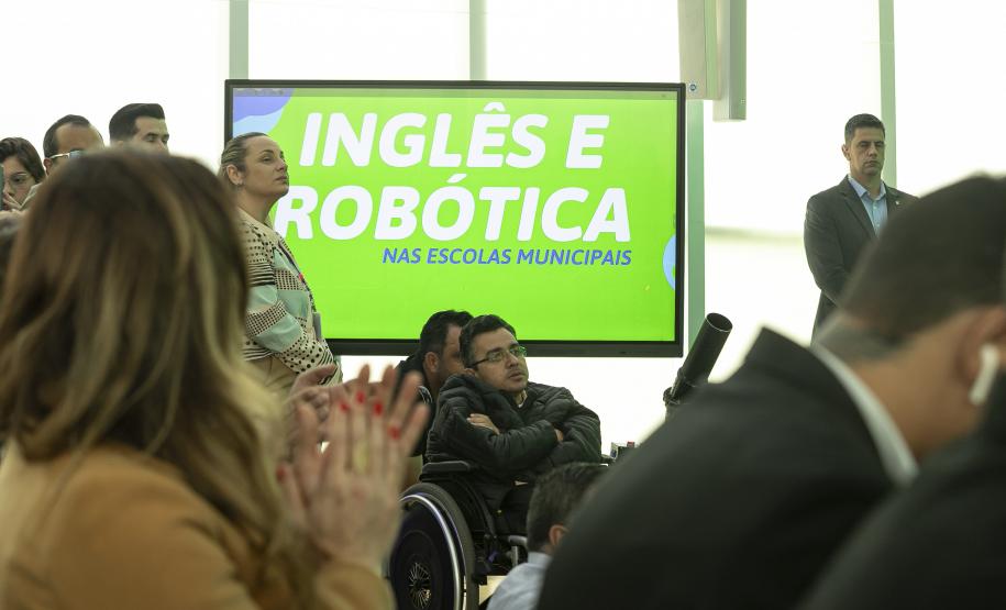 Estado apoiará municípios na implementação de inglês e robótica no Ensino Fundamental I