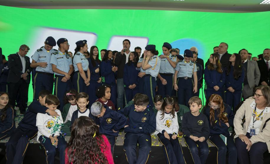 Estado apoiará municípios na implementação de inglês e robótica no Ensino Fundamental I