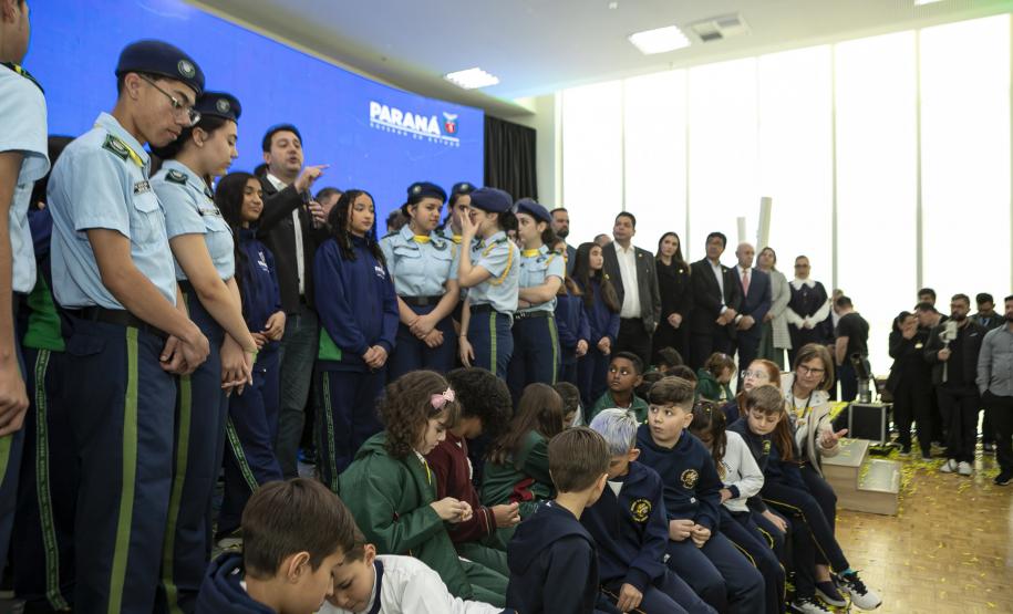 Estado apoiará municípios na implementação de inglês e robótica no Ensino Fundamental I