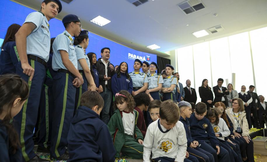 Estado apoiará municípios na implementação de inglês e robótica no Ensino Fundamental I