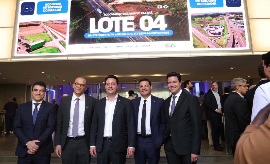 O governador Carlos Massa Ratinho Junior participou nesta quinta-feira (23), na Bolsa de Valores de São Paulo (B3), do leilão do Lote 4 das concessões rodoviárias do Paraná, vencido pelo Consórcio Infraestrutura PR, do Grupo EPR, que apresentou o maior desconto entre os participantes: 21,30% sobre a tarifa básica de pedágio, fixada em R$ 0,1678 por quilômetro.