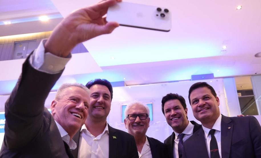 O governador Carlos Massa Ratinho Junior participou nesta quinta-feira (23), na Bolsa de Valores de São Paulo (B3), do leilão do Lote 4 das concessões rodoviárias do Paraná, vencido pelo Consórcio Infraestrutura PR, do Grupo EPR, que apresentou o maior desconto entre os participantes: 21,30% sobre a tarifa básica de pedágio, fixada em R$ 0,1678 por quilômetro.