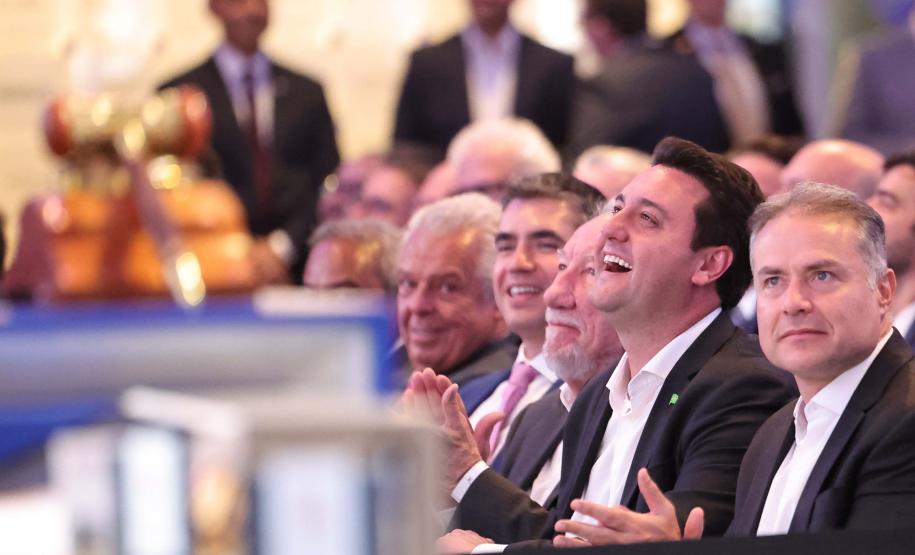 O governador Carlos Massa Ratinho Junior participou nesta quinta-feira (23), na Bolsa de Valores de São Paulo (B3), do leilão do Lote 4 das concessões rodoviárias do Paraná, vencido pelo Consórcio Infraestrutura PR, do Grupo EPR, que apresentou o maior desconto entre os participantes: 21,30% sobre a tarifa básica de pedágio, fixada em R$ 0,1678 por quilômetro.