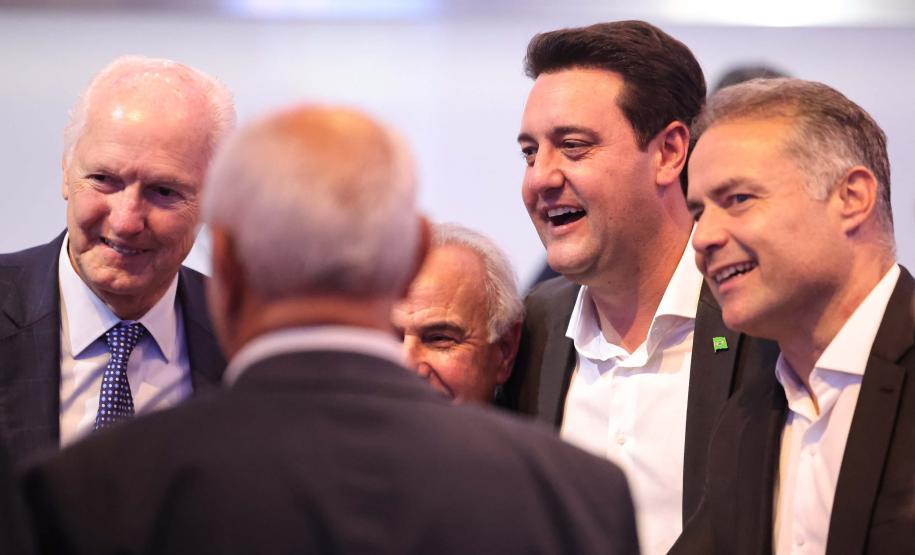 O governador Carlos Massa Ratinho Junior participou nesta quinta-feira (23), na Bolsa de Valores de São Paulo (B3), do leilão do Lote 4 das concessões rodoviárias do Paraná, vencido pelo Consórcio Infraestrutura PR, do Grupo EPR, que apresentou o maior desconto entre os participantes: 21,30% sobre a tarifa básica de pedágio, fixada em R$ 0,1678 por quilômetro.