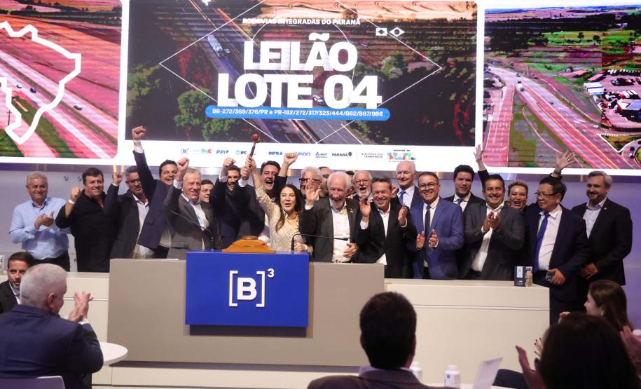 O governador Carlos Massa Ratinho Junior participou nesta quinta-feira (23), na Bolsa de Valores de São Paulo (B3), do leilão do Lote 4 das concessões rodoviárias do Paraná, vencido pelo Consórcio Infraestrutura PR, do Grupo EPR, que apresentou o maior desconto entre os participantes: 21,30% sobre a tarifa básica de pedágio, fixada em R$ 0,1678 por quilômetro.