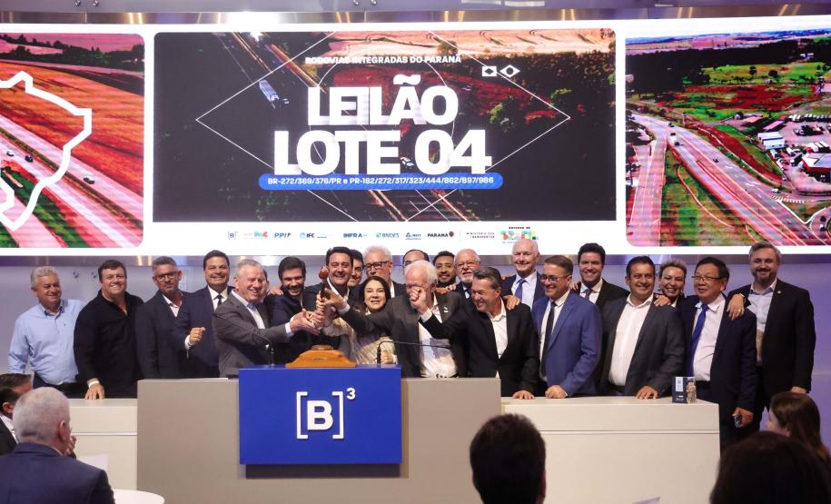 O governador Carlos Massa Ratinho Junior participou nesta quinta-feira (23), na Bolsa de Valores de São Paulo (B3), do leilão do Lote 4 das concessões rodoviárias do Paraná, vencido pelo Consórcio Infraestrutura PR, do Grupo EPR, que apresentou o maior desconto entre os participantes: 21,30% sobre a tarifa básica de pedágio, fixada em R$ 0,1678 por quilômetro.