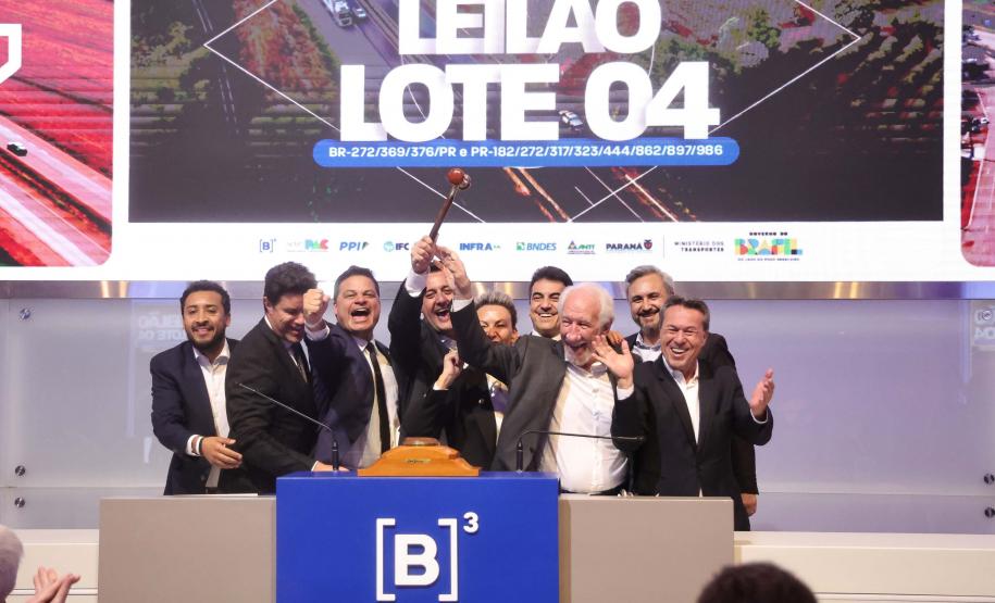 O governador Carlos Massa Ratinho Junior participou nesta quinta-feira (23), na Bolsa de Valores de São Paulo (B3), do leilão do Lote 4 das concessões rodoviárias do Paraná, vencido pelo Consórcio Infraestrutura PR, do Grupo EPR, que apresentou o maior desconto entre os participantes: 21,30% sobre a tarifa básica de pedágio, fixada em R$ 0,1678 por quilômetro.