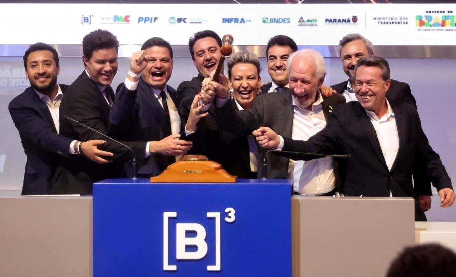 O governador Carlos Massa Ratinho Junior participou nesta quinta-feira (23), na Bolsa de Valores de São Paulo (B3), do leilão do Lote 4 das concessões rodoviárias do Paraná, vencido pelo Consórcio Infraestrutura PR, do Grupo EPR, que apresentou o maior desconto entre os participantes: 21,30% sobre a tarifa básica de pedágio, fixada em R$ 0,1678 por quilômetro.