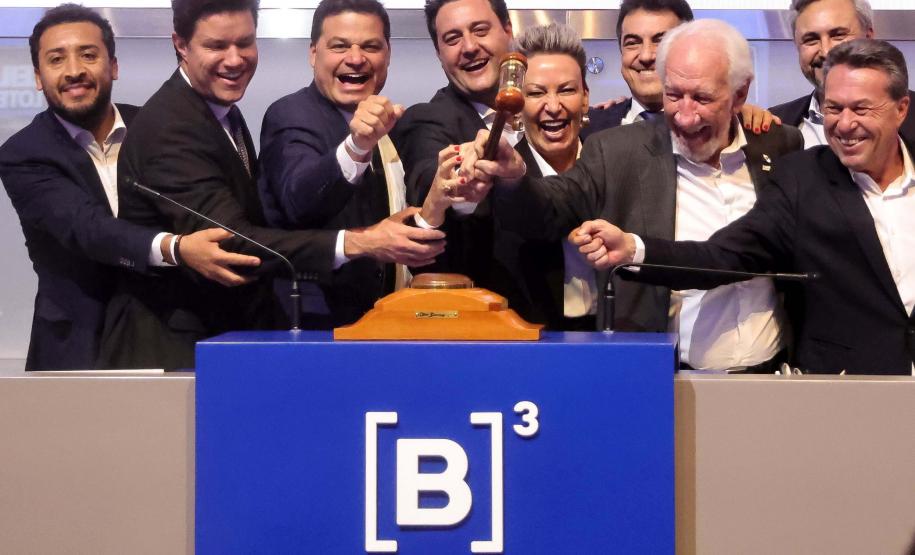 O governador Carlos Massa Ratinho Junior participou nesta quinta-feira (23), na Bolsa de Valores de São Paulo (B3), do leilão do Lote 4 das concessões rodoviárias do Paraná, vencido pelo Consórcio Infraestrutura PR, do Grupo EPR, que apresentou o maior desconto entre os participantes: 21,30% sobre a tarifa básica de pedágio, fixada em R$ 0,1678 por quilômetro.