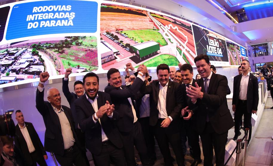 O governador Carlos Massa Ratinho Junior participou nesta quinta-feira (23), na Bolsa de Valores de São Paulo (B3), do leilão do Lote 4 das concessões rodoviárias do Paraná, vencido pelo Consórcio Infraestrutura PR, do Grupo EPR, que apresentou o maior desconto entre os participantes: 21,30% sobre a tarifa básica de pedágio, fixada em R$ 0,1678 por quilômetro.
