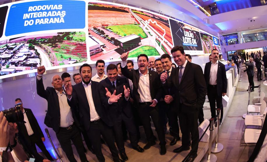 O governador Carlos Massa Ratinho Junior participou nesta quinta-feira (23), na Bolsa de Valores de São Paulo (B3), do leilão do Lote 4 das concessões rodoviárias do Paraná, vencido pelo Consórcio Infraestrutura PR, do Grupo EPR, que apresentou o maior desconto entre os participantes: 21,30% sobre a tarifa básica de pedágio, fixada em R$ 0,1678 por quilômetro.