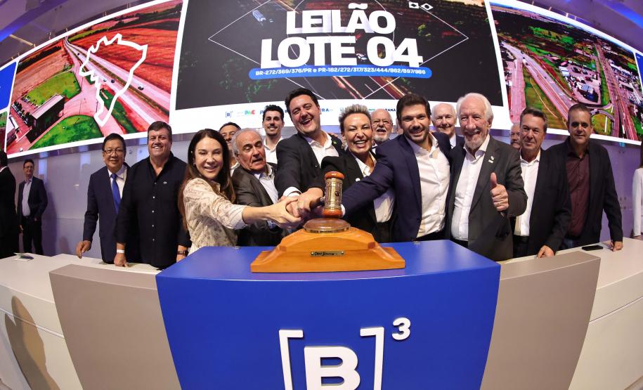 O governador Carlos Massa Ratinho Junior participou nesta quinta-feira (23), na Bolsa de Valores de São Paulo (B3), do leilão do Lote 4 das concessões rodoviárias do Paraná, vencido pelo Consórcio Infraestrutura PR, do Grupo EPR, que apresentou o maior desconto entre os participantes: 21,30% sobre a tarifa básica de pedágio, fixada em R$ 0,1678 por quilômetro.