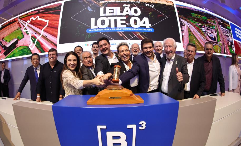 O governador Carlos Massa Ratinho Junior participou nesta quinta-feira (23), na Bolsa de Valores de São Paulo (B3), do leilão do Lote 4 das concessões rodoviárias do Paraná, vencido pelo Consórcio Infraestrutura PR, do Grupo EPR, que apresentou o maior desconto entre os participantes: 21,30% sobre a tarifa básica de pedágio, fixada em R$ 0,1678 por quilômetro.