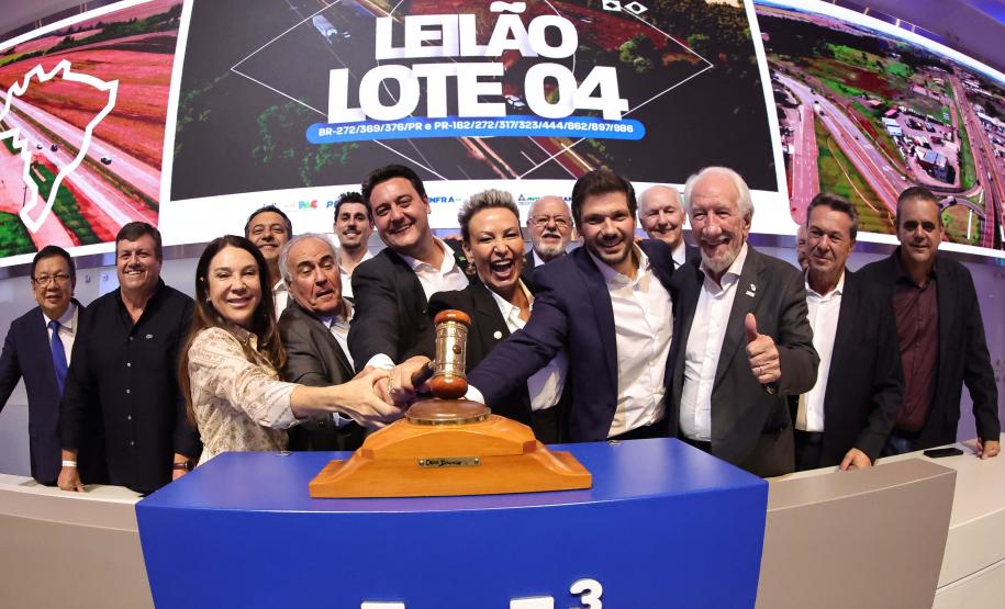 O governador Carlos Massa Ratinho Junior participou nesta quinta-feira (23), na Bolsa de Valores de São Paulo (B3), do leilão do Lote 4 das concessões rodoviárias do Paraná, vencido pelo Consórcio Infraestrutura PR, do Grupo EPR, que apresentou o maior desconto entre os participantes: 21,30% sobre a tarifa básica de pedágio, fixada em R$ 0,1678 por quilômetro.